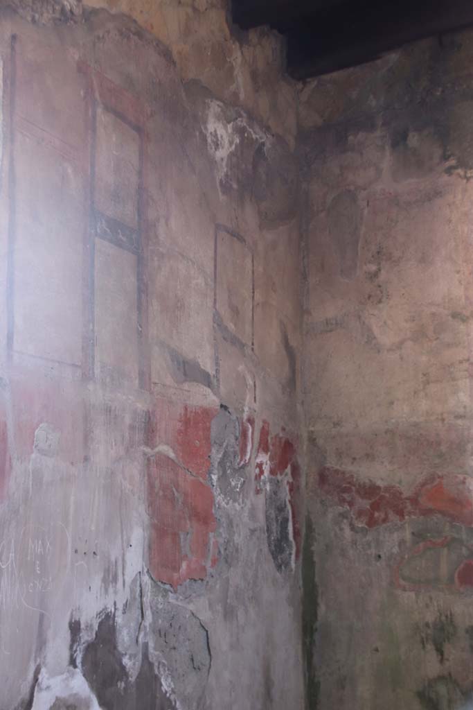 IV.11, Herculaneum, September 2021.
Looking towards north-east corner of triclinium/oecus. Photo courtesy of Klaus Heese.